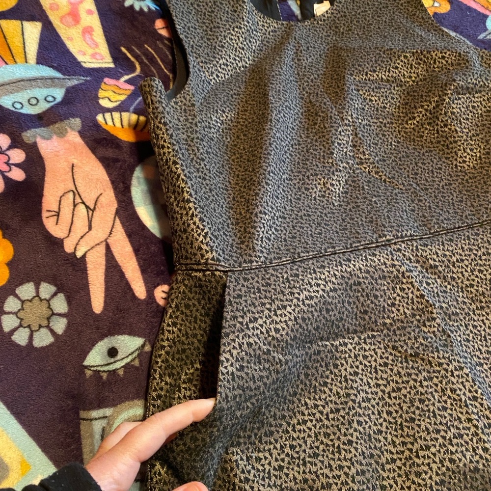 Endlessly chic gold and black jacquard dress- with pockets. - Picture 7 of 9
